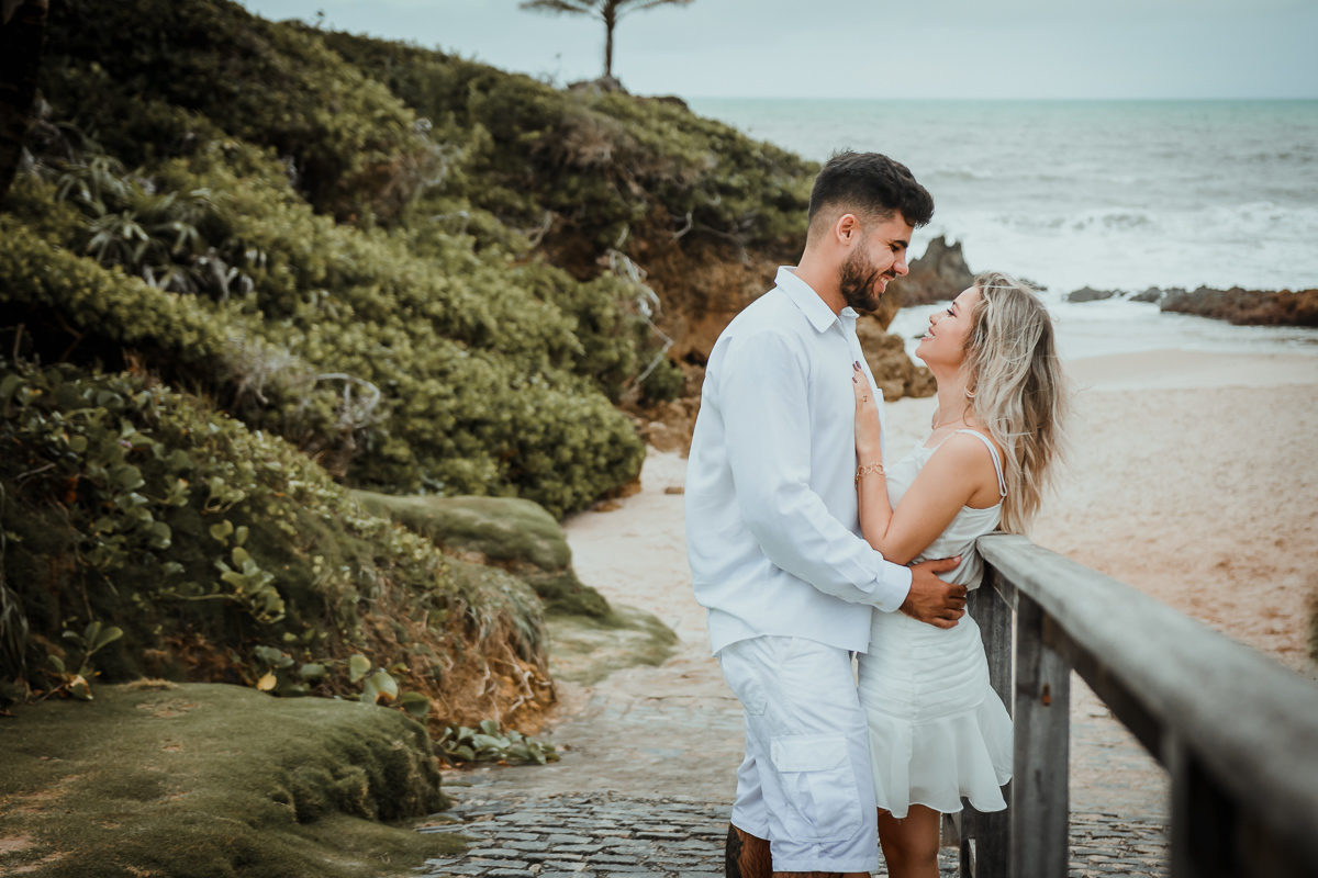 Ensaio de casal, Ensaio pré wedding na praia, ensaio pré casamento, praia de tambaba, litoral sul da paraíba, Daniel Araujo Fotografia, fotografo em João Pessoa, fotos criativas de casal, Canyon da praia de Coqueirinho, João Pessoa, fotos em dia nublado