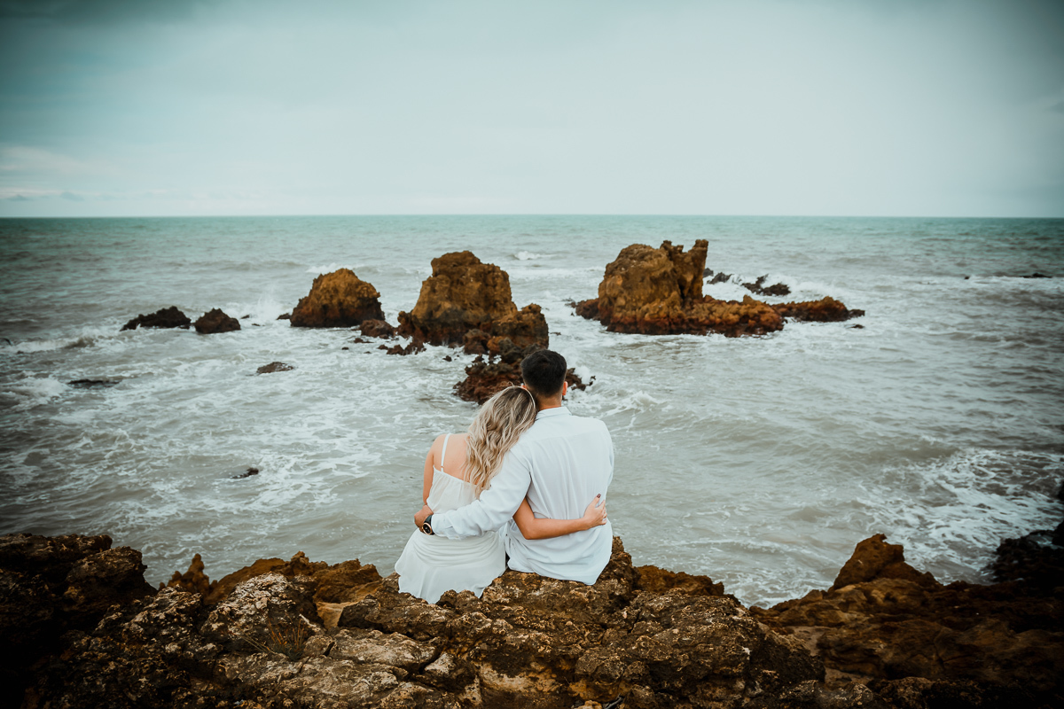 Ensaio de casal, Ensaio pré wedding na praia, ensaio pré casamento, praia de tambaba, litoral sul da paraíba, Daniel Araujo Fotografia, fotografo em João Pessoa, fotos criativas de casal, Canyon da praia de Coqueirinho, João Pessoa, fotos em dia nublado