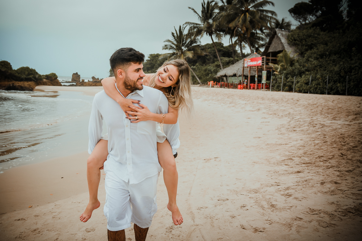 Ensaio de casal, Ensaio pré wedding na praia, ensaio pré casamento, praia de tambaba, litoral sul da paraíba, Daniel Araujo Fotografia, fotografo em João Pessoa, fotos criativas de casal, Canyon da praia de Coqueirinho, João Pessoa, fotos em dia nublado