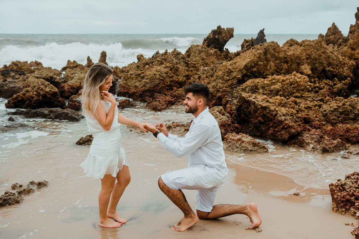 Ensaio de casal, Ensaio pré wedding na praia, ensaio pré casamento, praia de tambaba, litoral sul da paraíba, Daniel Araujo Fotografia, fotografo em João Pessoa, fotos criativas de casal, Canyon da praia de Coqueirinho, João Pessoa, fotos em dia nublado