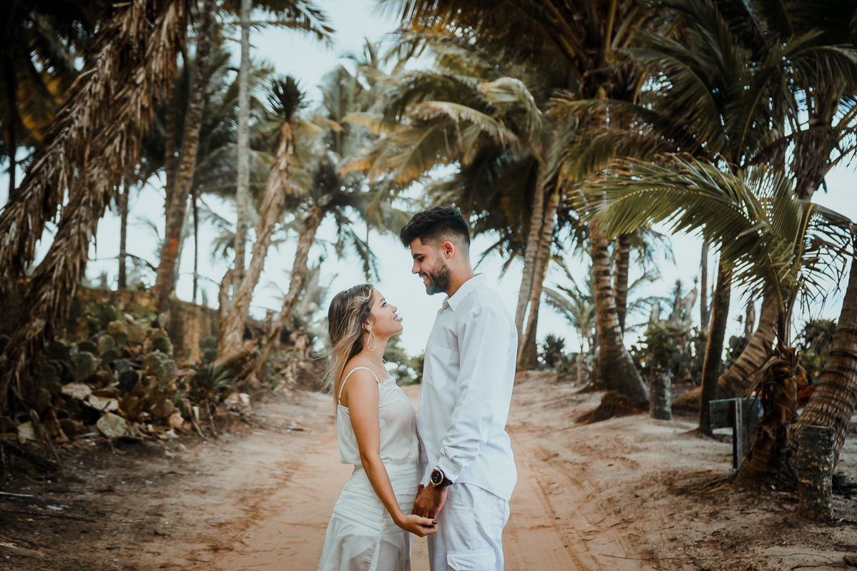 Ensaio de casal, Ensaio pré wedding na praia, ensaio pré casamento, praia de tambaba, litoral sul da paraíba, Daniel Araujo Fotografia, fotografo em João Pessoa, fotos criativas de casal, Canyon da praia de Coqueirinho, João Pessoa, fotos em dia nublado