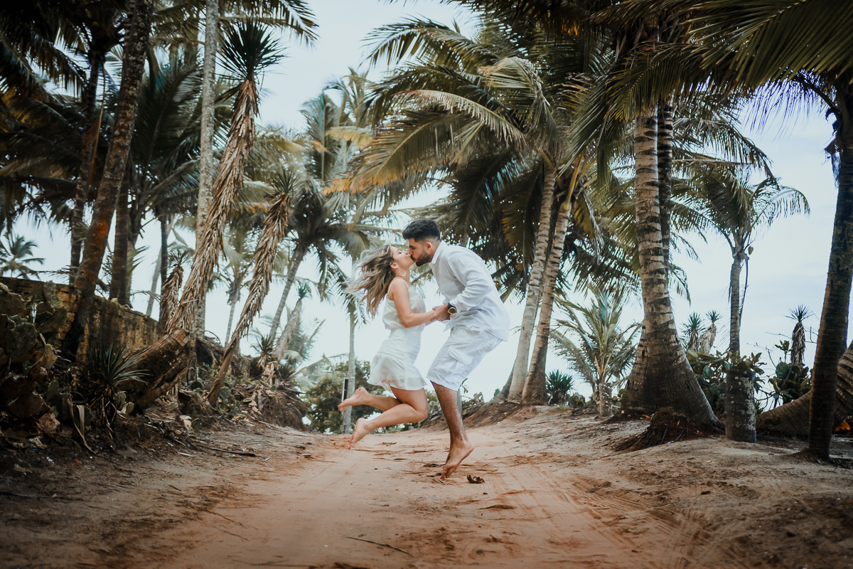 Ensaio de casal, Ensaio pré wedding na praia, ensaio pré casamento, praia de tambaba, litoral sul da paraíba, Daniel Araujo Fotografia, fotografo em João Pessoa, fotos criativas de casal, Canyon da praia de Coqueirinho, João Pessoa, fotos em dia nublado