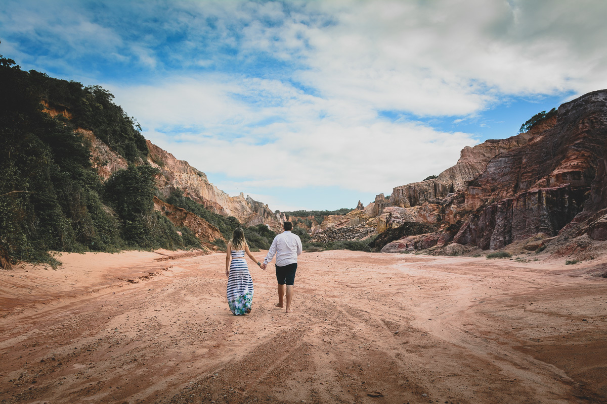 pré casamento na praia de coqueirinho, litoral sul da paraiba, conde, praia de tambaba, daniel araujo fotografia, fotos criativas de pré casamento, fotos espontâneas de pre wedding, ultraje noivas joao pessoa, fotos de casal na praia, fotos por do sol,