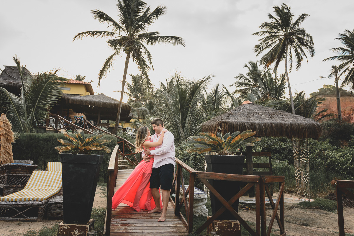 pré casamento na praia de coqueirinho, litoral sul da paraiba, conde, praia de tambaba, daniel araujo fotografia, fotos criativas de pré casamento, fotos espontâneas de pre wedding, ultraje noivas joao pessoa, fotos de casal na praia, fotos por do sol,