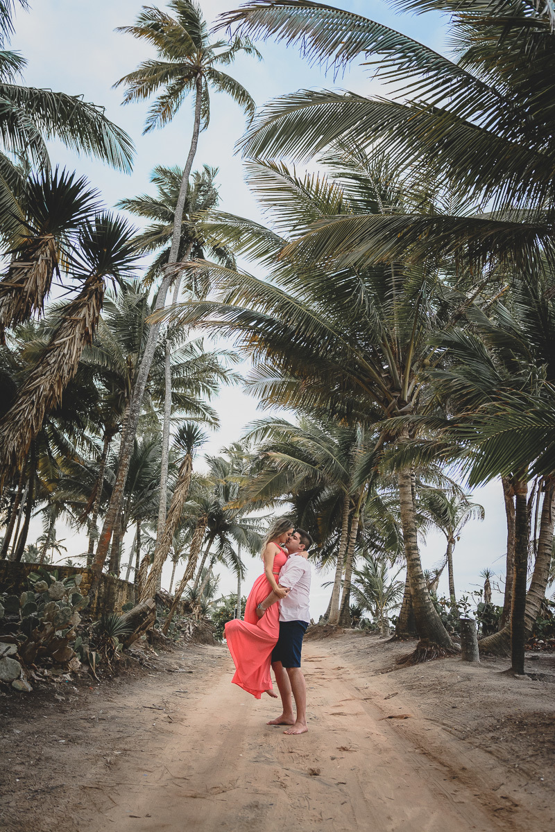pré casamento na praia de coqueirinho, litoral sul da paraiba, conde, praia de tambaba, daniel araujo fotografia, fotos criativas de pré casamento, fotos espontâneas de pre wedding, ultraje noivas joao pessoa, fotos de casal na praia, fotos por do sol,