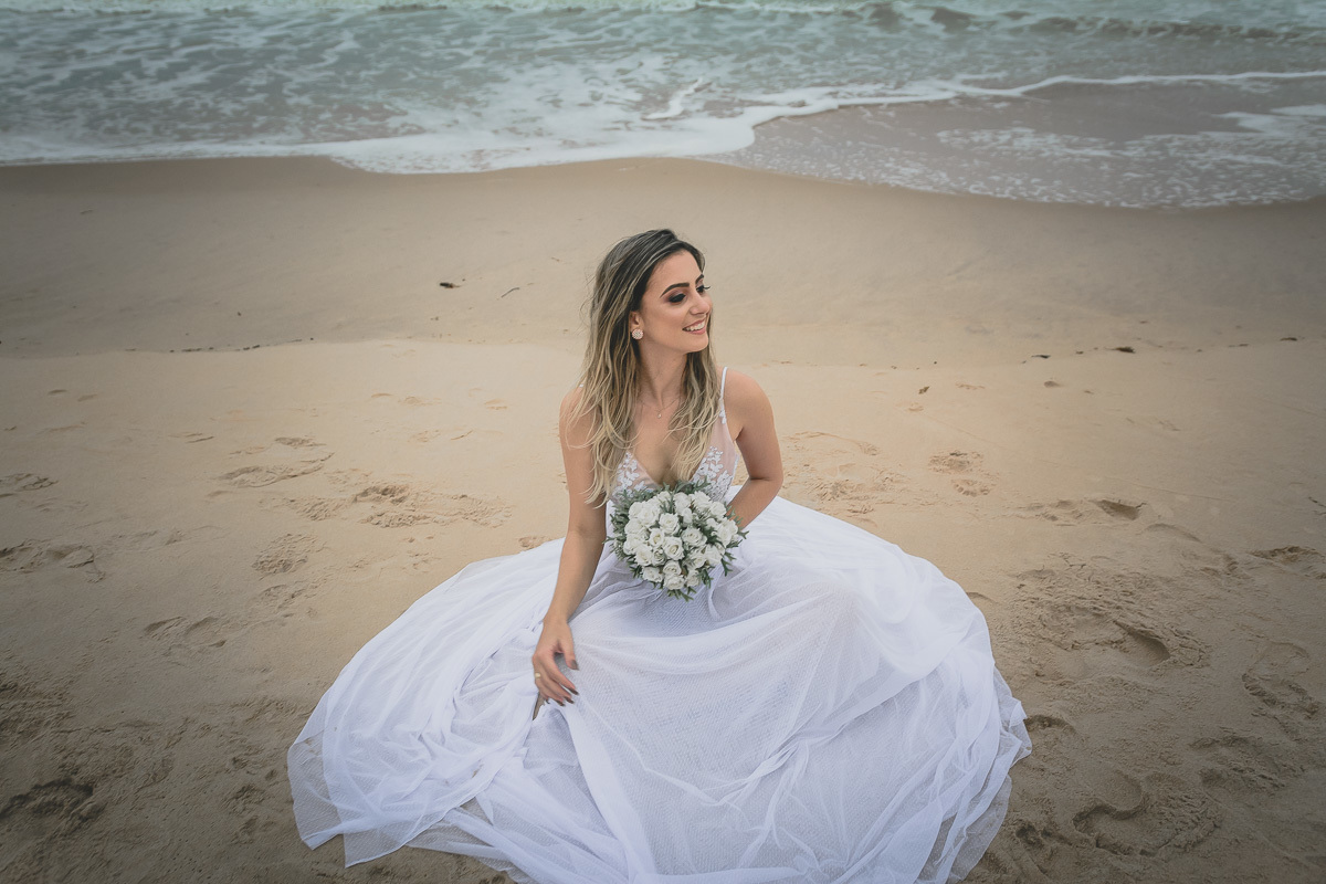 pré casamento na praia de coqueirinho, litoral sul da paraiba, conde, praia de tambaba, daniel araujo fotografia, fotos criativas de pré casamento, fotos espontâneas de pre wedding, ultraje noivas joao pessoa, fotos de casal na praia, fotos por do sol,