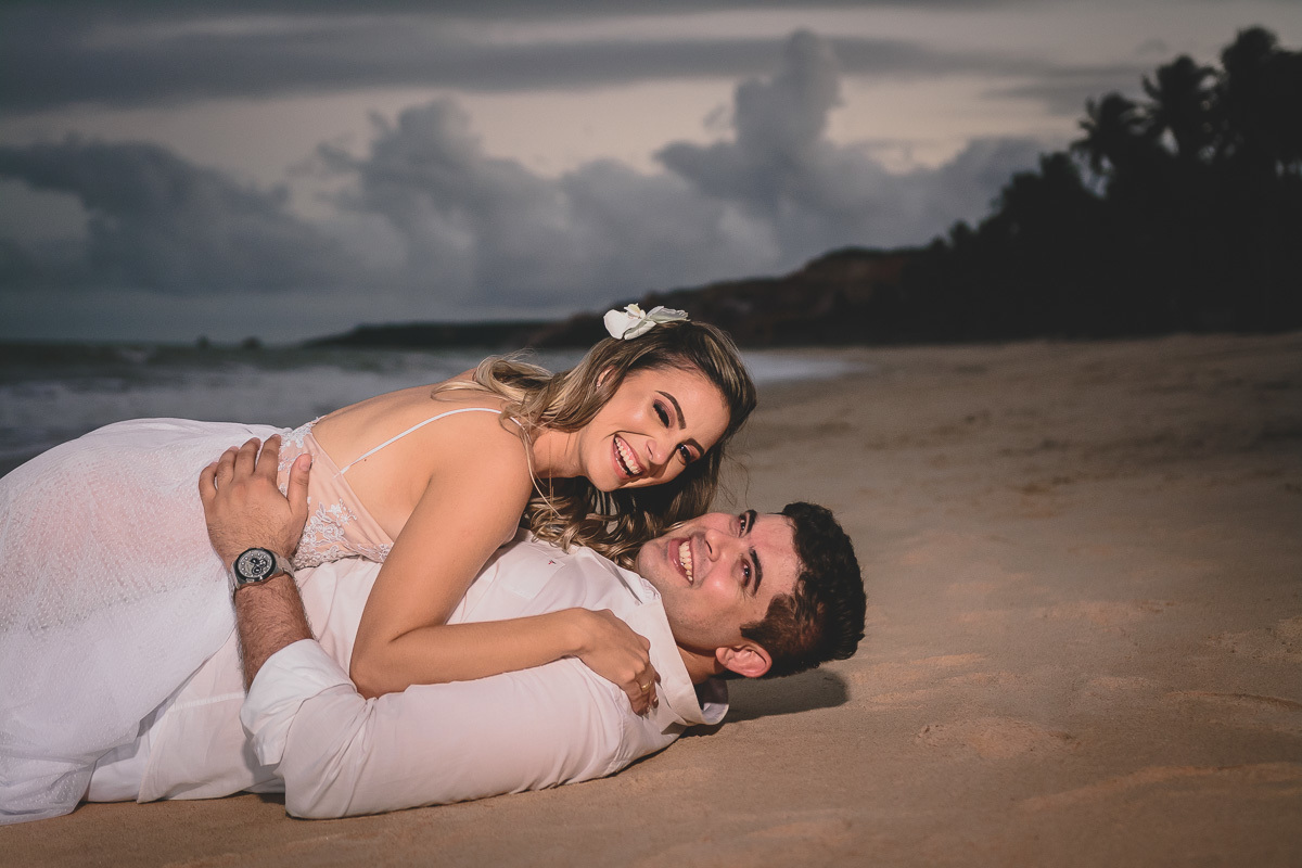 pré casamento na praia de coqueirinho, litoral sul da paraiba, conde, praia de tambaba, daniel araujo fotografia, fotos criativas de pré casamento, fotos espontâneas de pre wedding, ultraje noivas joao pessoa, fotos de casal na praia, fotos por do sol,