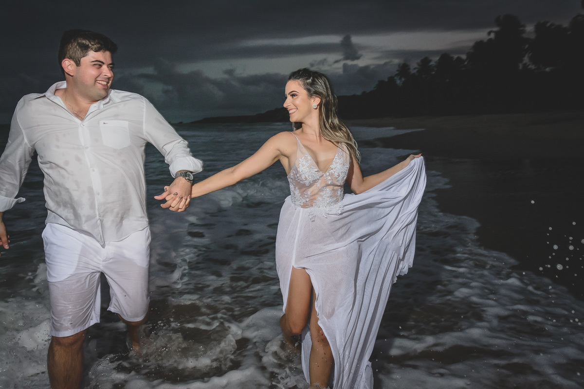 pré casamento na praia de coqueirinho, litoral sul da paraiba, conde, praia de tambaba, daniel araujo fotografia, fotos criativas de pré casamento, fotos espontâneas de pre wedding, ultraje noivas joao pessoa, fotos de casal na praia, fotos por do sol,