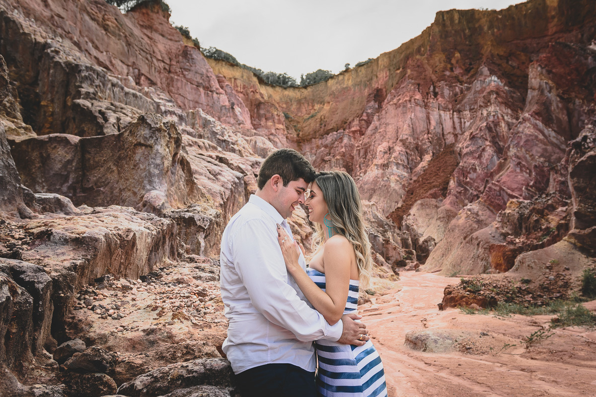 pré casamento na praia de coqueirinho, litoral sul da paraiba, conde, praia de tambaba, daniel araujo fotografia, fotos criativas de pré casamento, fotos espontâneas de pre wedding, ultraje noivas joao pessoa, fotos de casal na praia, fotos por do sol,