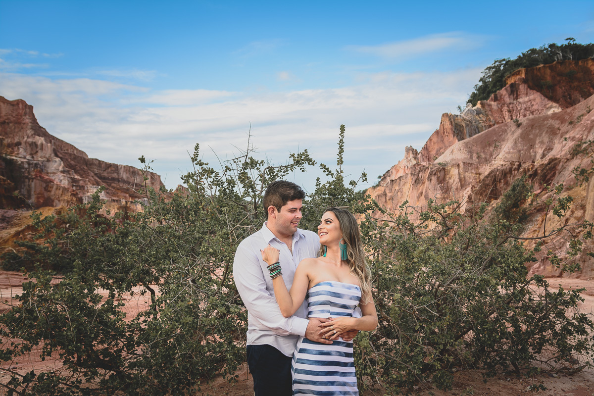 pré casamento na praia de coqueirinho, litoral sul da paraiba, conde, praia de tambaba, daniel araujo fotografia, fotos criativas de pré casamento, fotos espontâneas de pre wedding, ultraje noivas joao pessoa, fotos de casal na praia, fotos por do sol,