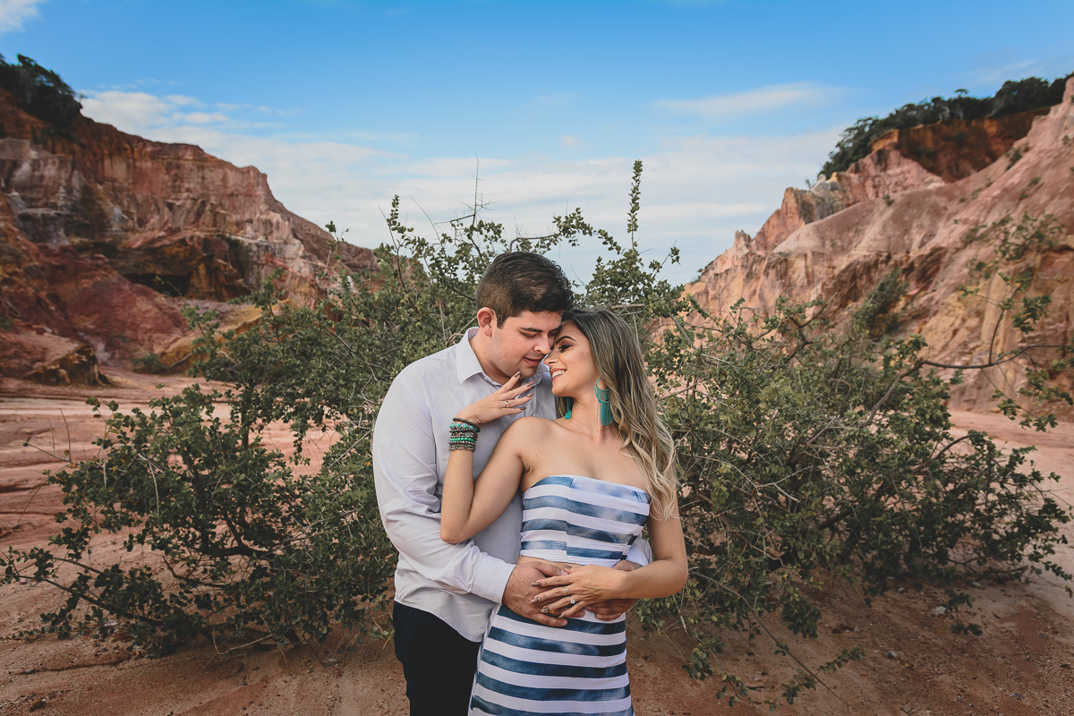 pré casamento na praia de coqueirinho, litoral sul da paraiba, conde, praia de tambaba, daniel araujo fotografia, fotos criativas de pré casamento, fotos espontâneas de pre wedding, ultraje noivas joao pessoa, fotos de casal na praia, fotos por do sol,