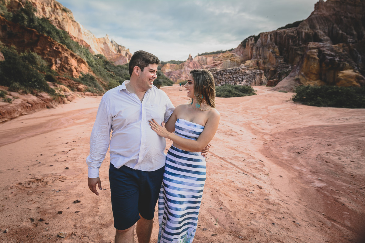 pré casamento na praia de coqueirinho, litoral sul da paraiba, conde, praia de tambaba, daniel araujo fotografia, fotos criativas de pré casamento, fotos espontâneas de pre wedding, ultraje noivas joao pessoa, fotos de casal na praia, fotos por do sol,