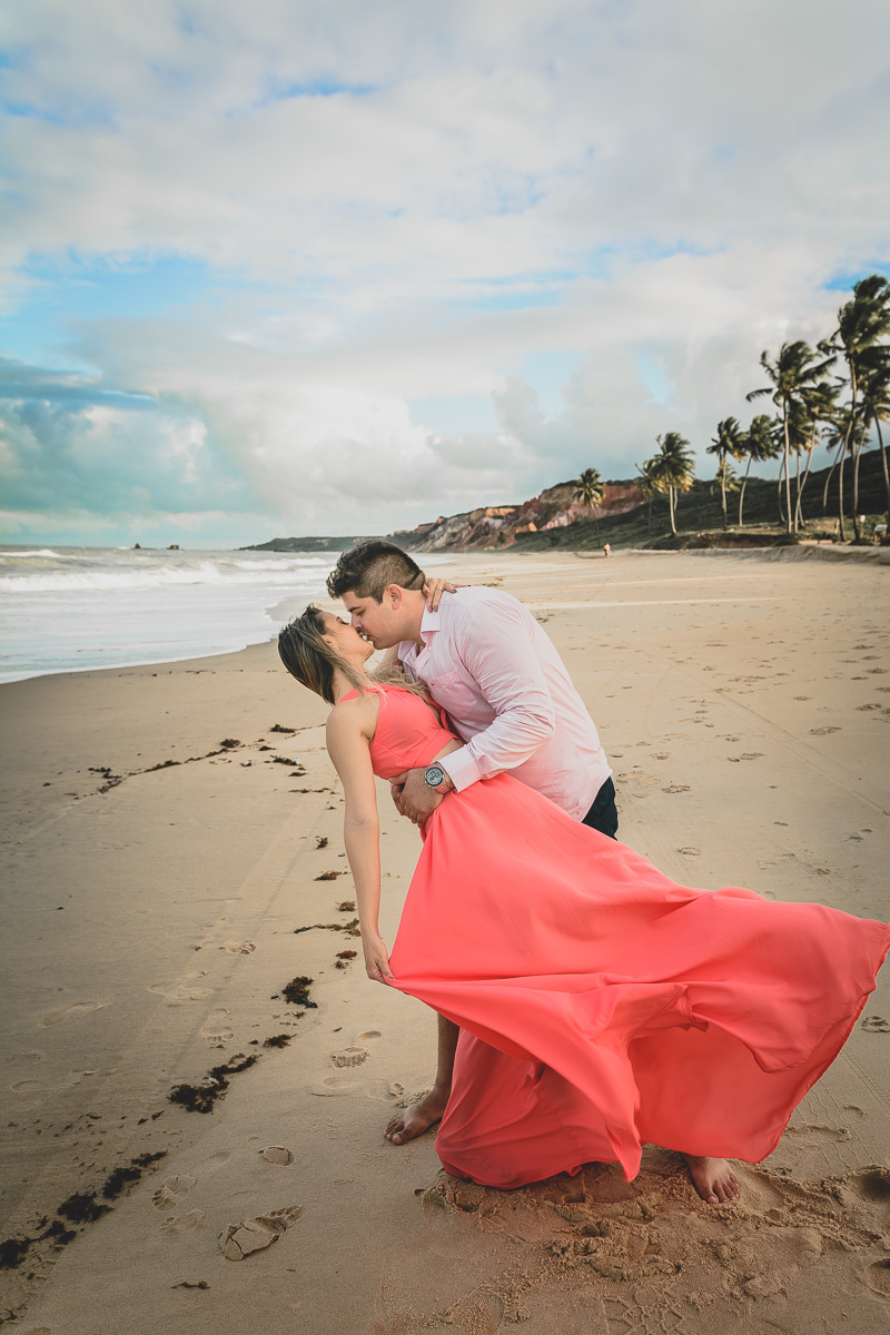pré casamento na praia de coqueirinho, litoral sul da paraiba, conde, praia de tambaba, daniel araujo fotografia, fotos criativas de pré casamento, fotos espontâneas de pre wedding, ultraje noivas joao pessoa, fotos de casal na praia, fotos por do sol,