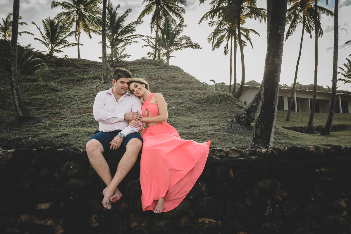 pré casamento na praia de coqueirinho, litoral sul da paraiba, conde, praia de tambaba, daniel araujo fotografia, fotos criativas de pré casamento, fotos espontâneas de pre wedding, ultraje noivas joao pessoa, fotos de casal na praia, fotos por do sol,