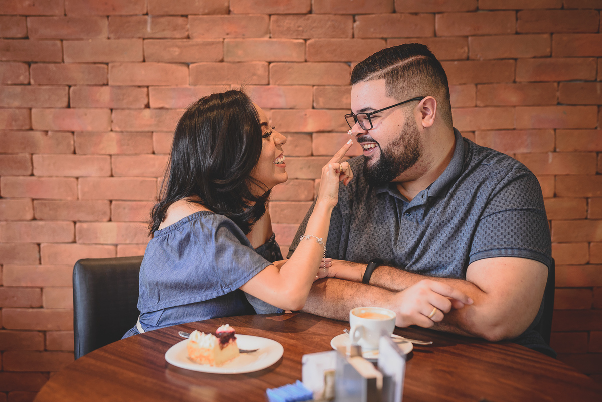 Ensaio na cafeteria Mr. Black Café JP, pré wedding cafeteria, pré casamento, ensaio de casal, Fotos criativas em Cafeteria, Santa Farra JP,