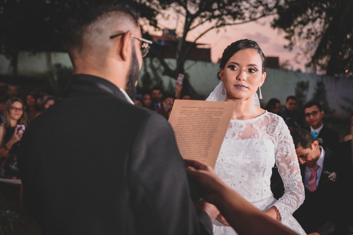 casamento emerson e Luana, espaço verde Green, bancários, casamento de dia em João Pessoa, fotos criativas, fotos emocionantes, noivos felizes, convidados emocionados no casamento, João Pessoa,  entrada das alianças, noivos se olhando, votos dos noivos