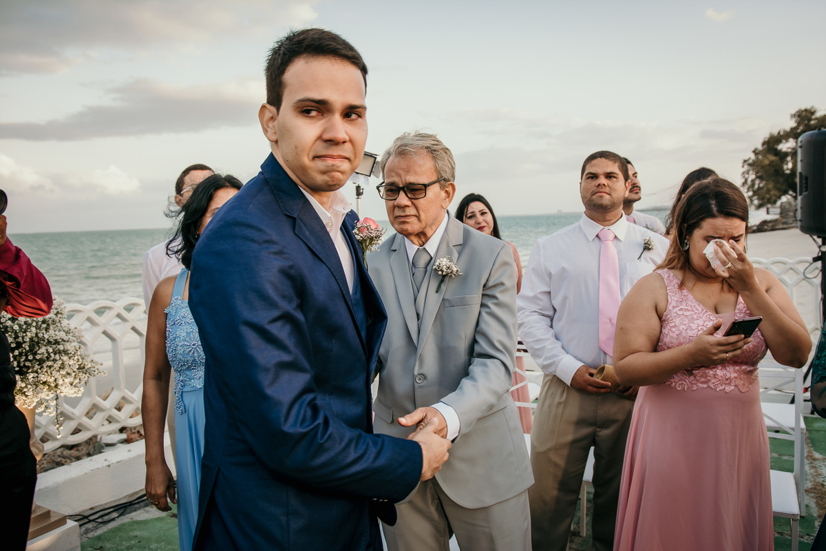 casamento, wedding, ilha de Itamaracá, pernambuco, recife, João Pessoa, forte Orange, fotos emocionantes de casamento, fotos  casamento na praia, cerimonia de casamento, casamento na praia, fotos do noivo, convidados emocionados, pais emocionados