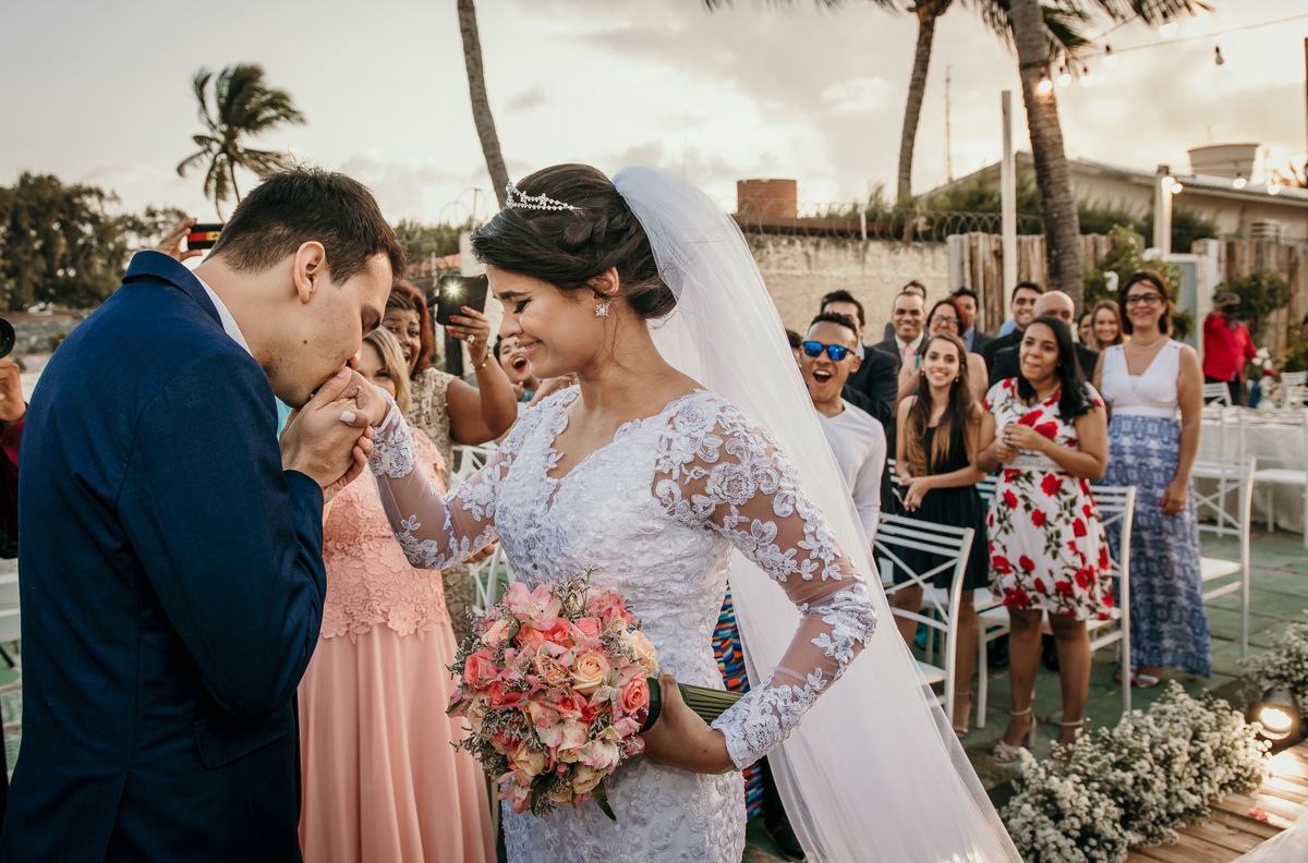 casamento, wedding, ilha de Itamaracá, pernambuco, recife, João Pessoa, forte Orange, fotos emocionantes de casamento, fotos  casamento na praia, cerimonia de casamento, casamento na praia, fotos do noivo, convidados emocionados, noivo recebendo a noiva