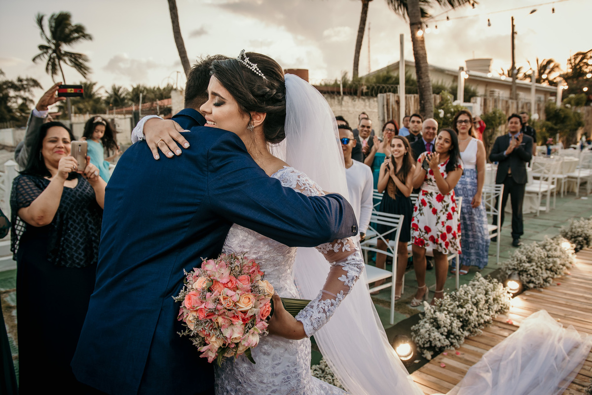 casamento, wedding, ilha de Itamaracá, pernambuco, recife, João Pessoa, forte Orange, fotos emocionantes de casamento, fotos  casamento na praia, cerimonia de casamento, casamento na praia, fotos do noivo, convidados emocionados, noivo recebendo a noiva