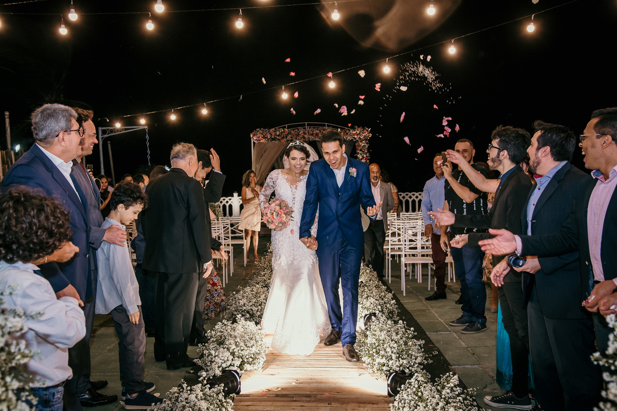 casamento, wedding, ilha de Itamaracá, recife, João Pessoa, forte Orange, fotos emocionantes de casamento, fotos  casamento na praia, cerimonia de casamento, casamento na praia, ,convidados emocionados, saída dos noivos no casamento, noivos felizes,