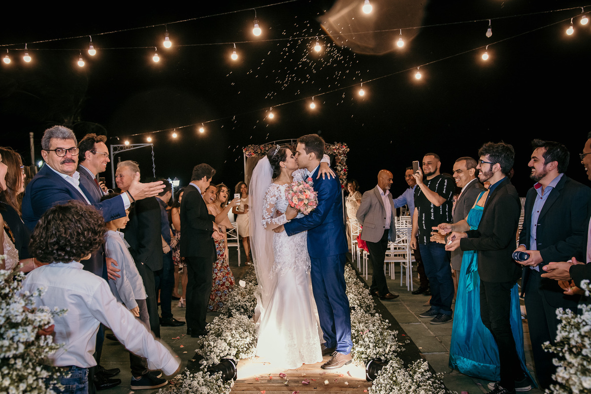 casamento, wedding, ilha de Itamaracá, recife, João Pessoa, forte Orange, fotos emocionantes de casamento, fotos  casamento na praia, cerimonia de casamento, casamento na praia, ,convidados emocionados, saída dos noivos no casamento, noivos felizes,