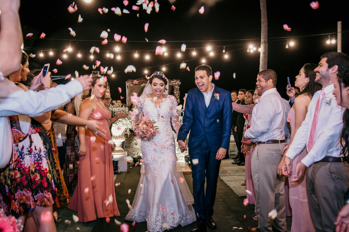 casamento, wedding, ilha de Itamaracá, recife, João Pessoa, forte Orange, fotos emocionantes de casamento, fotos  casamento na praia, cerimonia de casamento, casamento na praia, ,convidados emocionados, saída dos noivos no casamento, noivos felizes,