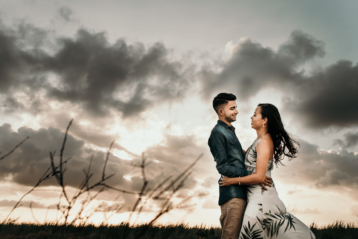 fotos ensaio pré casamento, pré wedding, BR 101, Praia de Lucena, fotos criativas de casal, fotos espontâneas pré wedding, fotografo de João Pessoa, fotografo em Santa Rita, fotografo em Bayeux, Igreja da Guia, fotos de casal na pista, fotos no jardim