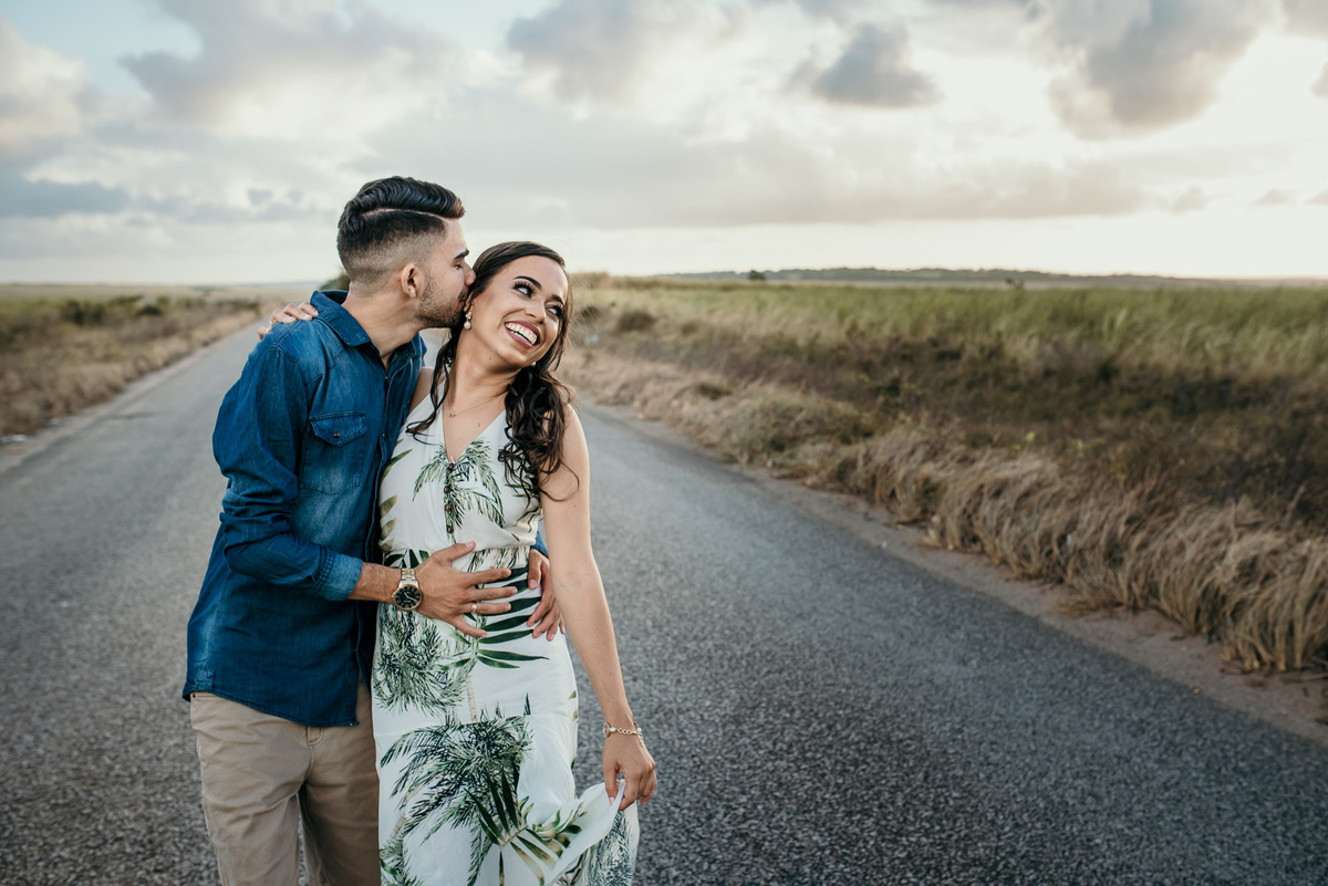 fotos ensaio pré casamento, pré wedding, BR 101, Praia de Lucena, fotos criativas de casal, fotos espontâneas pré wedding, fotografo de João Pessoa, fotografo em Santa Rita, fotografo em Bayeux, Igreja da Guia, fotos de casal na pista, fotos no jardim