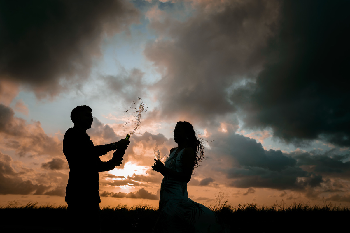 fotos ensaio pré casamento, pré wedding, BR 101, Praia de Lucena, fotos criativas de casal, fotos espontâneas pré wedding, fotografo de João Pessoa, fotografo em Santa Rita, fotografo em Bayeux, fotos de casal na pista, silhueta, por do sol,