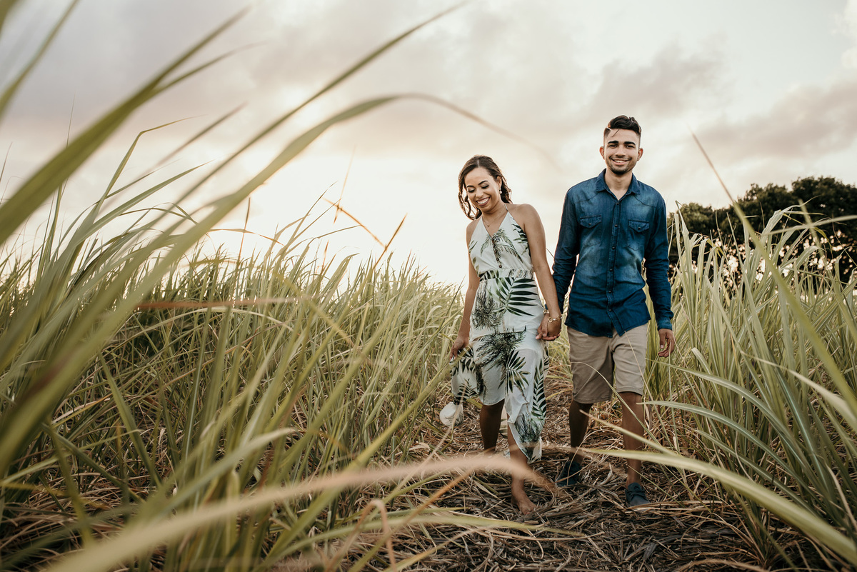 fotos ensaio pré casamento, pré wedding, BR 101, Praia de Lucena, fotos criativas de casal, fotos espontâneas pré wedding, fotografo de João Pessoa, fotografo em Santa Rita, fotografo em Bayeux, Igreja da Guia, fotos de casal na pista, fotos no jardim