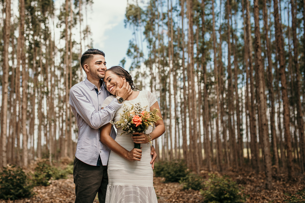 fotos ensaio pré casamento, pré wedding, BR 101, Praia de Lucena, fotos criativas de casal, fotos espontâneas pré wedding, fotografo de João Pessoa, fotografo em Santa Rita, fotografo em Bayeux, escola Marth Lucia, fotos de casal na pista, fotos no jardim