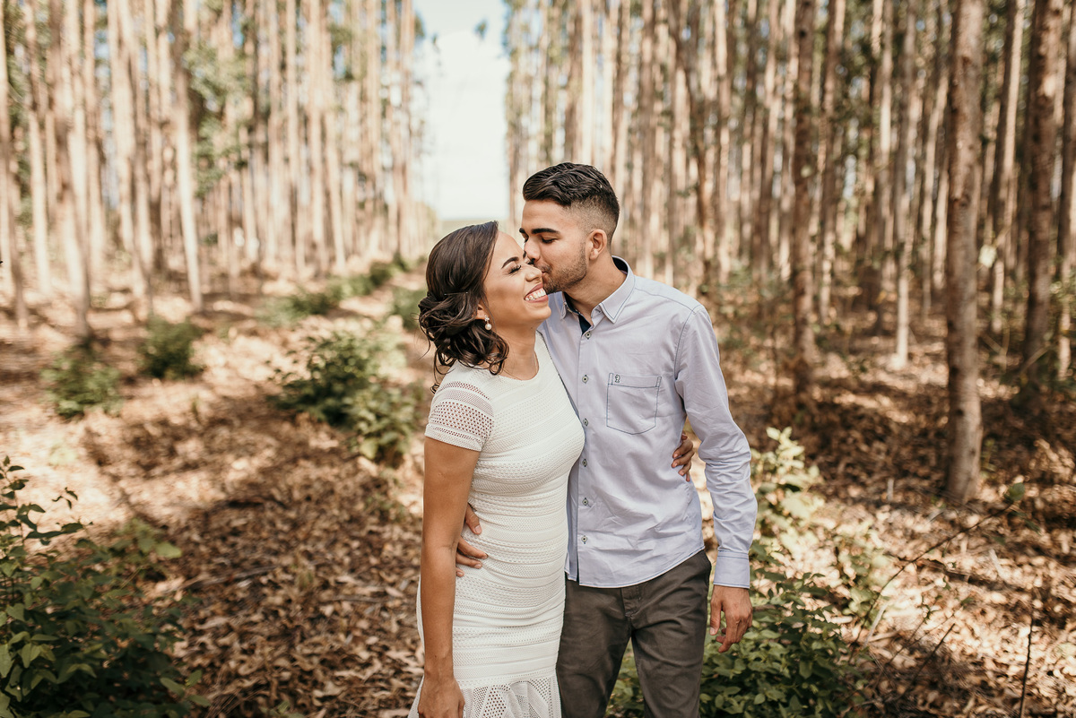 fotos ensaio pré casamento, pré wedding, BR 101, Praia de Lucena, fotos criativas de casal, fotos espontâneas pré wedding, fotografo de João Pessoa, fotografo em Santa Rita, fotografo em Bayeux, escola Marth Lucia, fotos de casal na pista, fotos no jardim