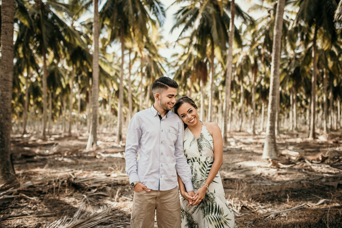 fotos ensaio pré casamento, pré wedding, BR 101, Praia de Lucena, fotos criativas de casal, fotos espontâneas pré wedding, fotografo de João Pessoa, fotografo em Santa Rita, fotografo em Bayeux, escola Marth Lucia, fotos de casal na pista, fotos no jardim