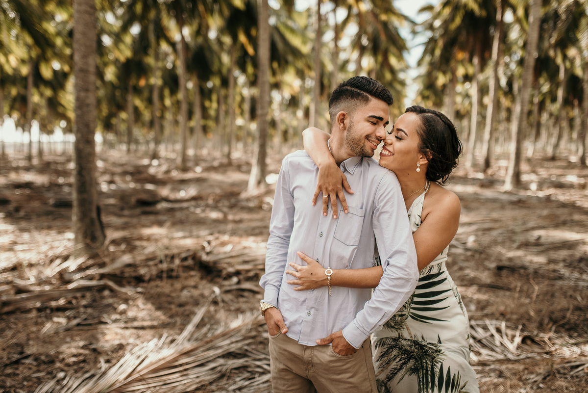 fotos ensaio pré casamento, pré wedding, BR 101, Praia de Lucena, fotos criativas de casal, fotos espontâneas pré wedding, fotografo de João Pessoa, fotografo em Santa Rita, fotografo em Bayeux, escola Marth Lucia, fotos de casal na pista, fotos no jardim