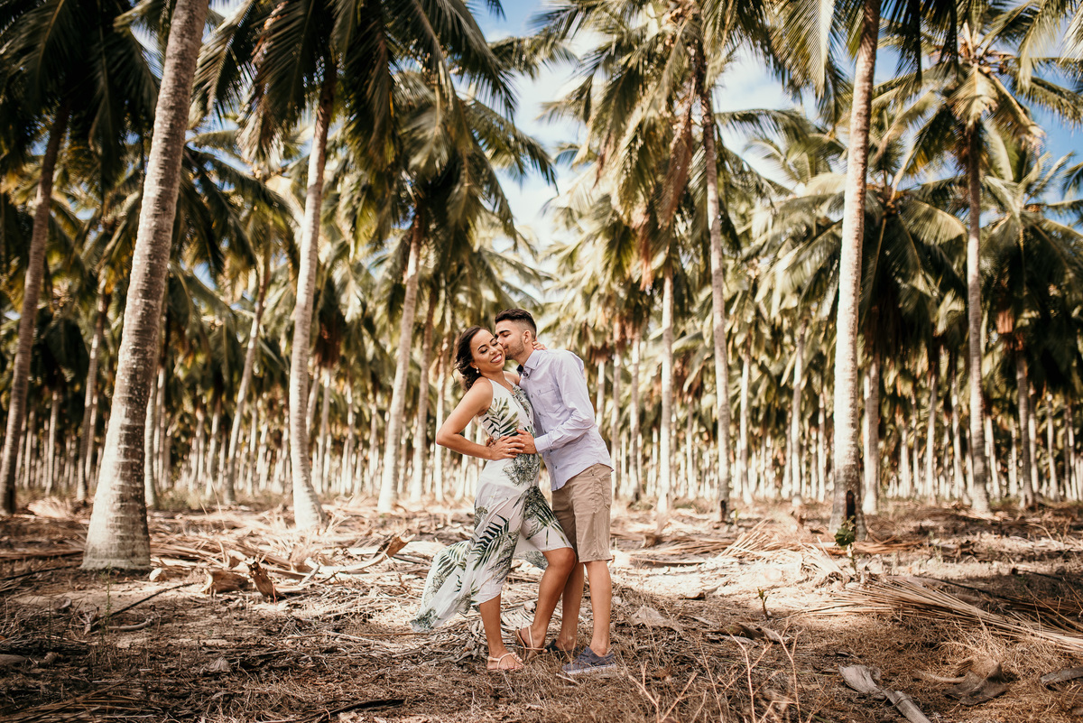 fotos ensaio pré casamento, pré wedding, BR 101, Praia de Lucena, fotos criativas de casal, fotos espontâneas pré wedding, fotografo de João Pessoa, fotografo em Santa Rita, fotografo em Bayeux, escola Marth Lucia, fotos de casal na pista, fotos no jardim