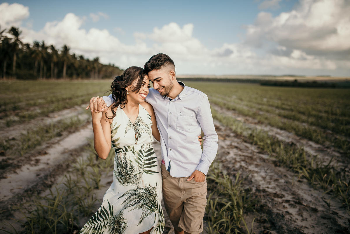 fotos ensaio pré casamento, pré wedding, BR 101, Praia de Lucena, fotos criativas de casal, fotos espontâneas pré wedding, fotografo de João Pessoa, fotografo em Santa Rita, fotografo em Bayeux, escola Marth Lucia, fotos de casal na pista, fotos no jardim
