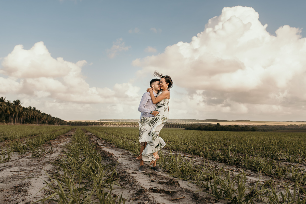 fotos ensaio pré casamento, pré wedding, BR 101, Praia de Lucena, fotos criativas de casal, fotos espontâneas pré wedding, fotografo de João Pessoa, fotografo em Santa Rita, fotografo em Bayeux, escola Marth Lucia, fotos de casal na pista, fotos no jardim