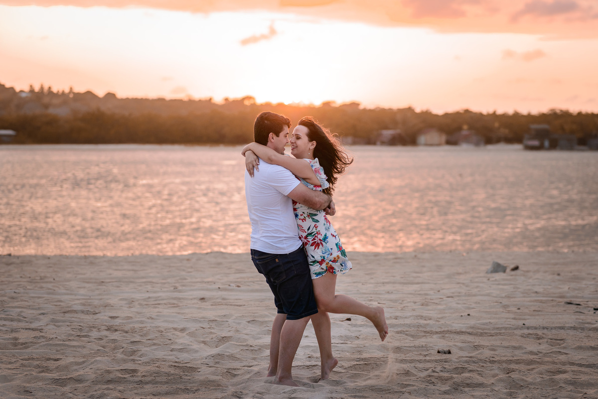 ensaio pré casamento, fotos de pré casamento espontaneas e criativas, fotos pré casamento na praia, dedo de Deus, praia de tambaba, litoral sul da paraíba, fotografo de João Pessoa, ensaio pré wedding na praia, praia de barra de Gramame, por do sol,