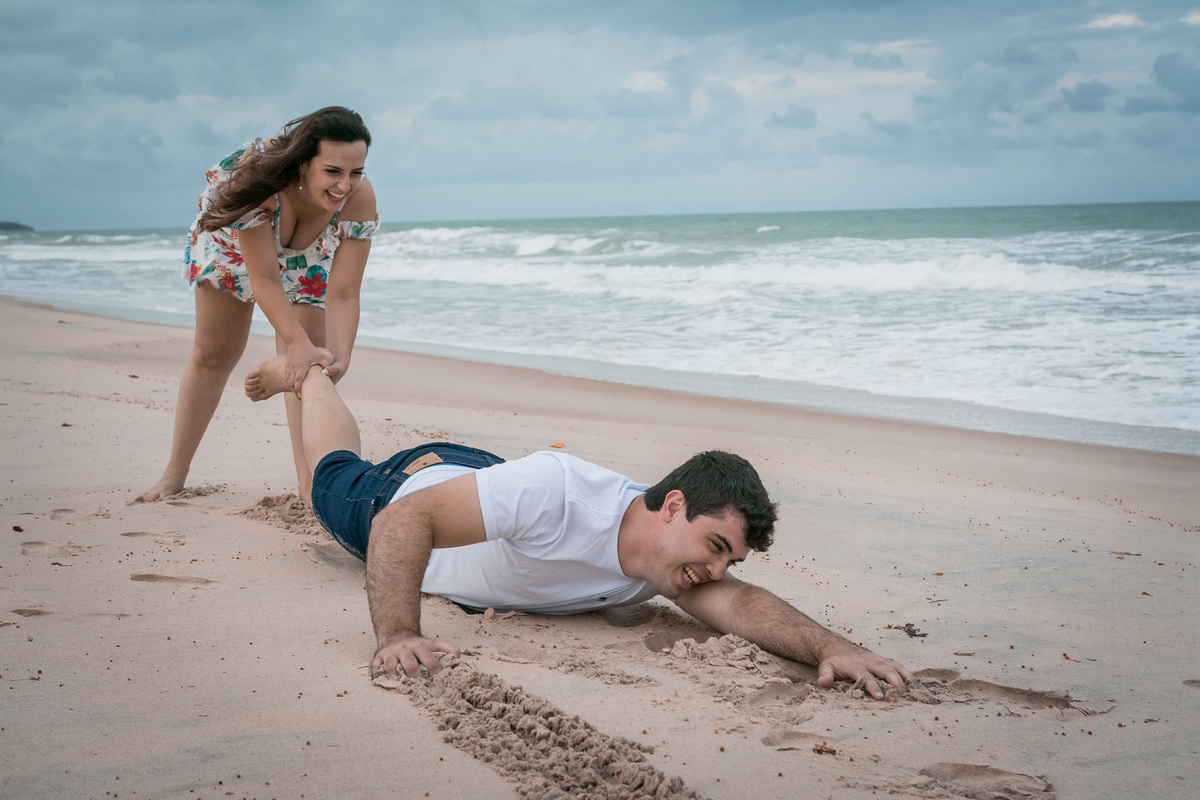 ensaio pré casamento, fotos de pré casamento espontaneas e criativas, fotos pré casamento na praia, dedo de Deus, praia de tambaba, litoral sul da paraíba, fotografo de João Pessoa, ensaio pré wedding na praia, praia de barra de Gramame, por do sol,