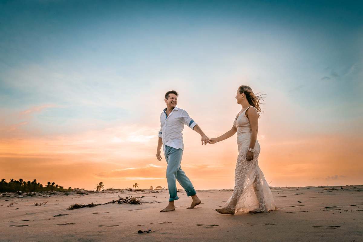 ensaio pré casamento, fotos de pré casamento espontaneas e criativas, fotos pré casamento na praia, dedo de Deus, praia de tambaba, litoral sul da paraíba, fotografo de João Pessoa, Litoral Sul da Paraiba, por do sol na praia,