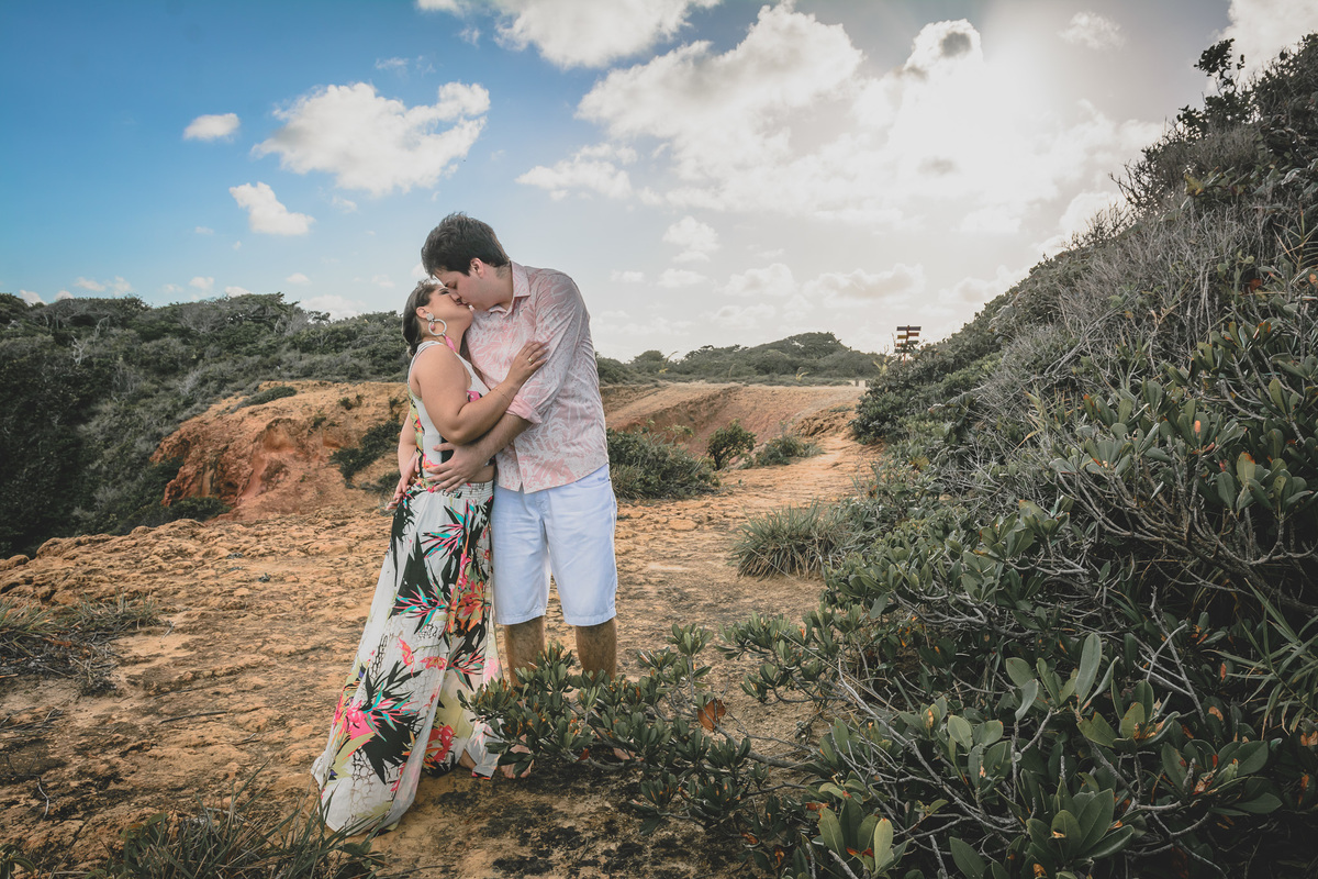 ensaio pré casamento em coqueirinho, praia de coqueirinho, fotos de pré casamento espontaneas e criativas, fotos pré casamento na praia, dedo de Deus, praia de tambaba, litoral sul da paraíba, fotografo de João Pessoa, ensaio pré wedding na praia