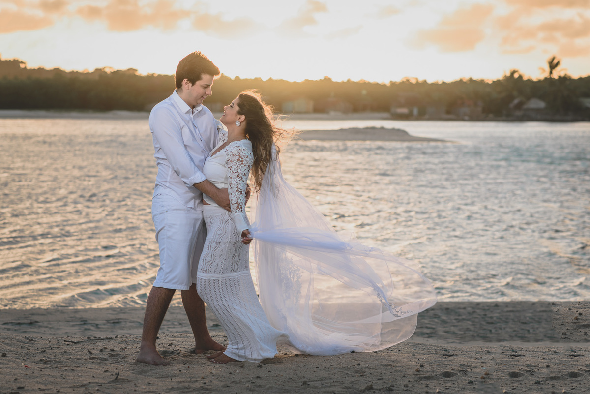 ensaio pré casamento em coqueirinho, praia de coqueirinho, fotos de pré casamento espontaneas e criativas, fotos pré casamento na praia, dedo de Deus, praia de tambaba, litoral sul da paraíba, por do sol, ensaio pré wedding na praia