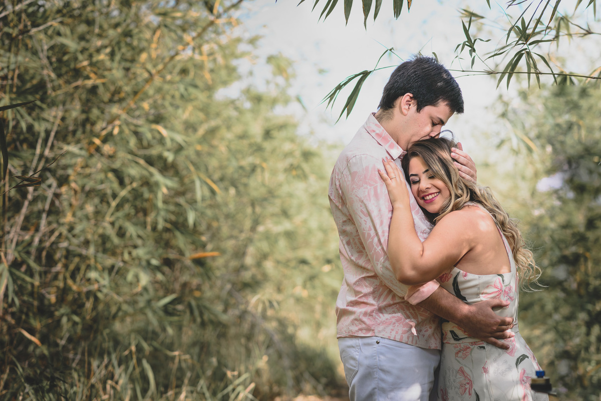 ensaio pré casamento em coqueirinho, praia de coqueirinho, fotos de pré casamento espontaneas e criativas, fotos pré casamento na praia, dedo de Deus, praia de tambaba, litoral sul da paraíba, fotografo de João Pessoa, ensaio pré wedding na praia