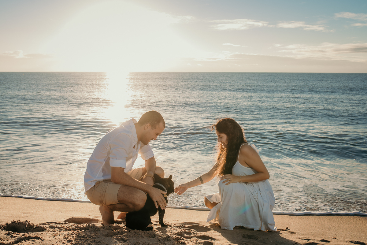 Ensaio ao nascer do sol, ensaio gestante, praia do cabo branco, João Pessoa, pra de João Pessoa, por do sol em João Pessoa, ensaio casal com cachorro