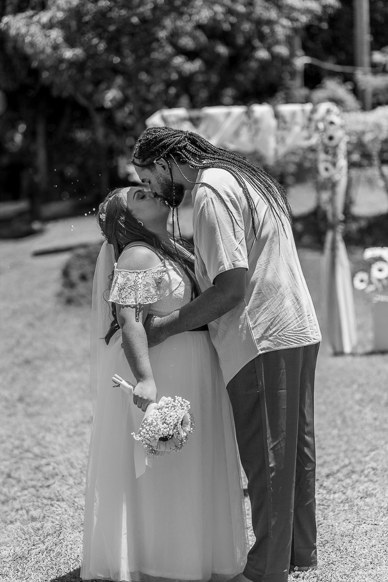Beijo dos Noivos em casamento em Pindamonhangaba - Studio i
