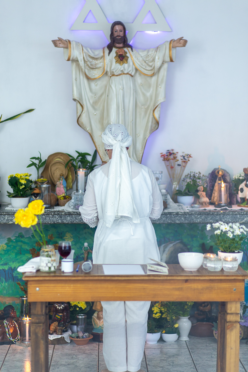 Detalhes da cerimônia de Umbanda na Casa de Oração Nossa Senhora da Guia em Taubaté. Fotografia: Studio i.