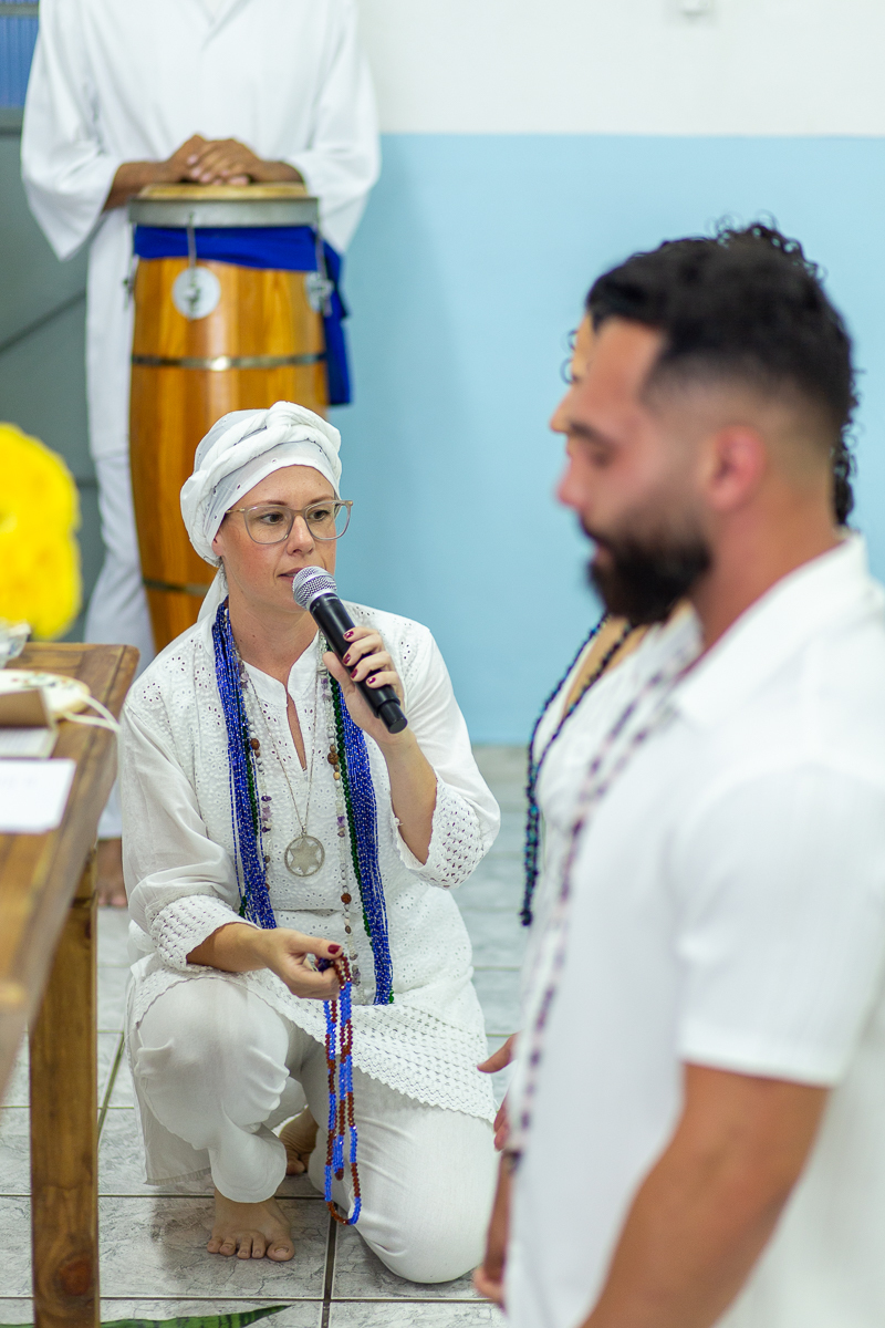 Amizade e fé: registrando o casamento de amigos em Taubaté com estilo documental.