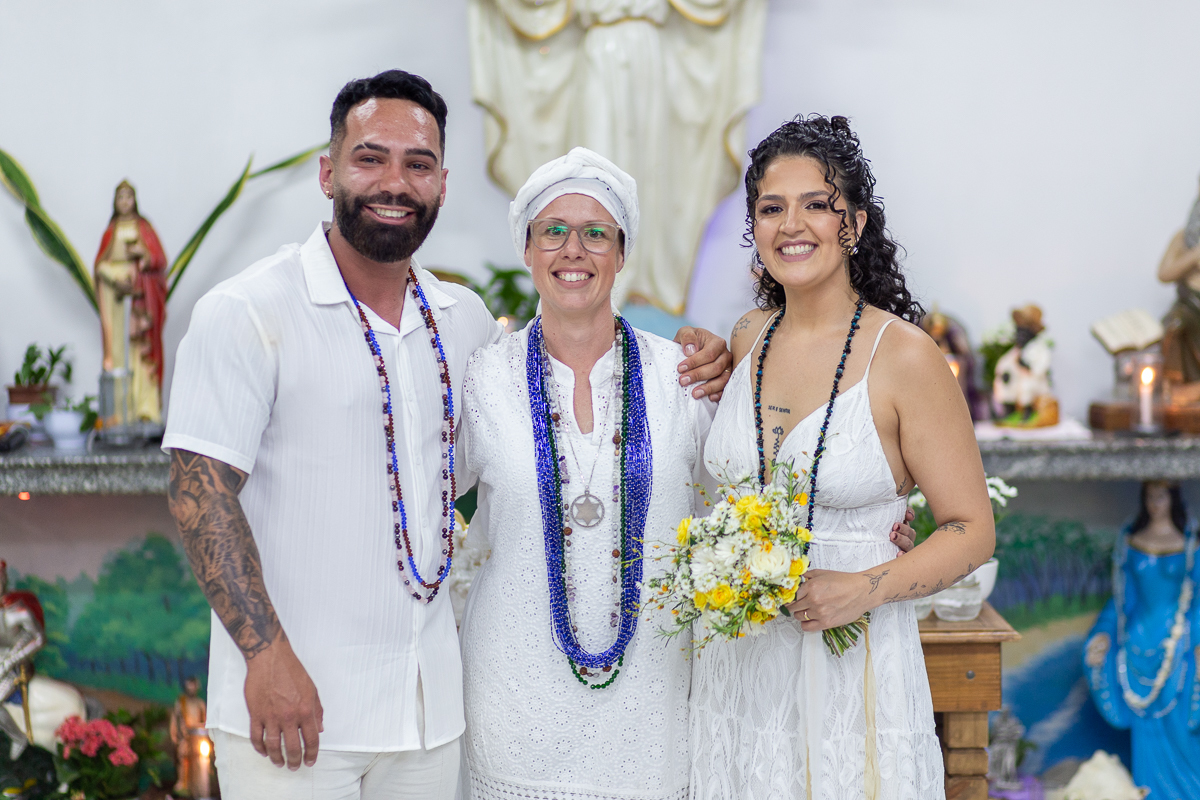 Amizade e fé: registrando o casamento de amigos em Taubaté com estilo documental.