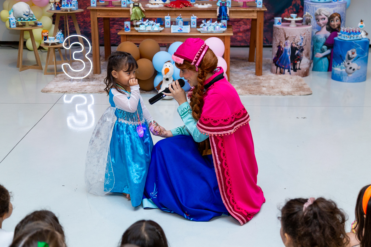 A alegria genuína da infância capturada com estilo documental. Cobertura de aniversário infantil em Taubaté.