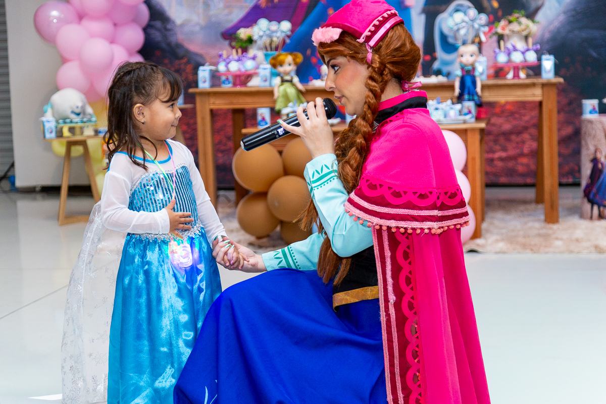 A alegria genuína da infância capturada com estilo documental. Cobertura de aniversário infantil em Taubaté.